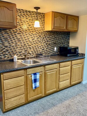 Refrigerador, microondas, horno y cafetera y tetera