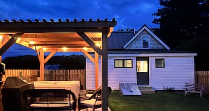 Cozy Cabin with Modern Amenities. Pet Friendly! Hot Tub!