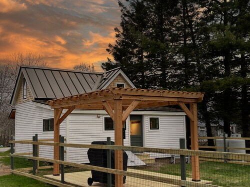 Cozy Cabin with Modern Amenities. Pet Friendly! Hot Tub!