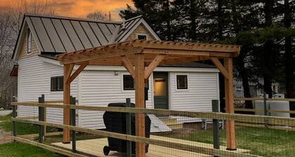 Cozy Cabin with Modern Amenities. Pet Friendly! Hot Tub!