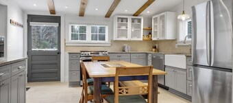 Cozy Cabin with Modern Amenities. Pet Friendly! Hot Tub!