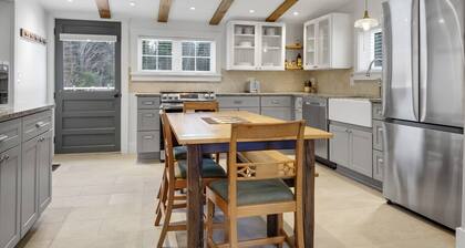 Cozy Cabin with Modern Amenities. Pet Friendly! Hot Tub!