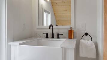 Douche, sĂšche-cheveux, serviettes fournies, savon