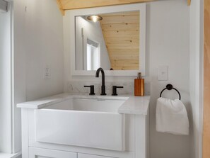 Douche, sèche-cheveux, serviettes fournies, savon