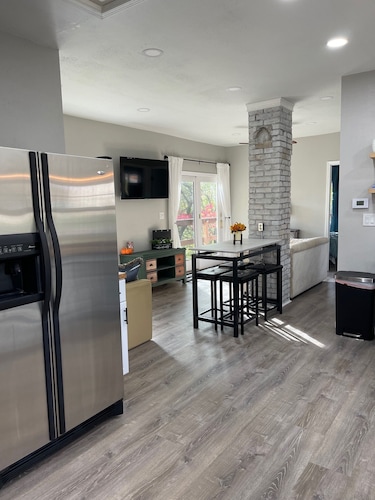 Siri's Pride & Joy Cute 2 bed/2 bath bungalow nestled on a private corner lot