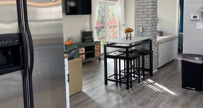 Siri's Pride & Joy Cute 2 bed/2 bath bungalow nestled on a private corner lot