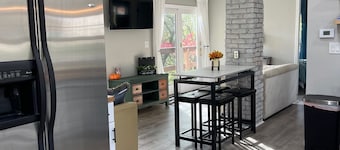 Siri's Pride & Joy Cute 2 bed/2 bath bungalow nestled on a private corner lot