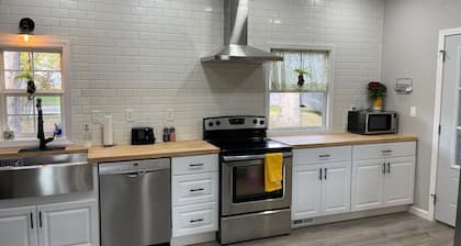 Siri's Pride & Joy Cute 2 bed/2 bath bungalow nestled on a private corner lot