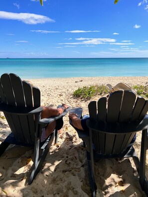 På stranden, solsenger og strandhåndklær