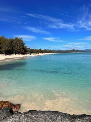 Aan het strand, ligstoelen aan het strand, strandlakens