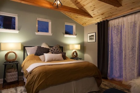 1 dormitorio, escritorio, tabla de planchar con plancha y wifi gratis. Ensuite Escape Old Town Ft. Collins - Over 400 5-Star Reviews on Air B N B