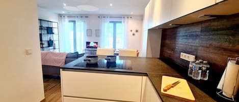 Een koelkast/vriezer, een magnetron, een oven, een kookplaat