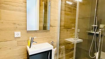 Haartrockner, Bidet, Handtücher, Toilettenpapier