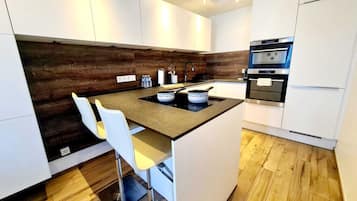 Full-sized fridge, microwave, oven, stovetop