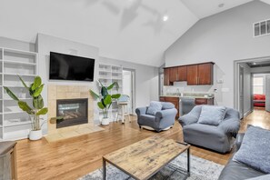 テレビ、暖炉、書斎 / ワークスペース