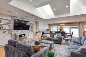 Smart TV - Fletcher Hills luxury, Sunset View, 4 BR, Saltwater Pool and Spa (El Cajon)