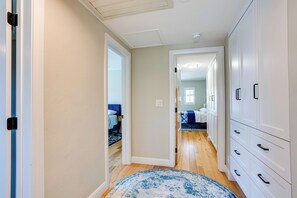 4 間睡房、房內夾萬、書桌、熨斗/熨衫板