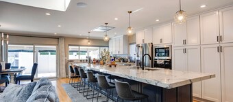 Fletcher Hills luxury, Sunset View, 4 BR, Saltwater Pool and Spa