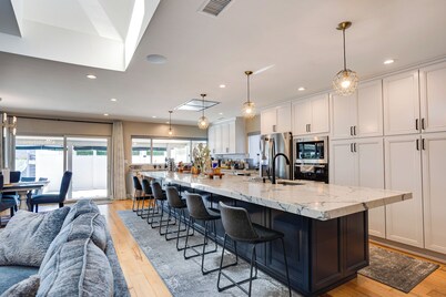 Fletcher Hills luxury, Sunset View, 4 BR, Saltwater Pool and Spa