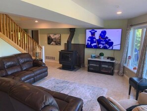 Smart TV, fireplace, DVD player, books - Viceroy home at Soames Hill (Gibsons)