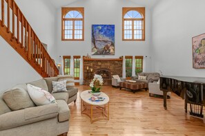 Smart-TV, Kamin, Tischfußball, Tischtennisplatte