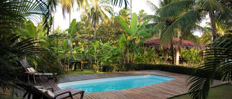 Außenpool, Sonnenschirme, Liegestühle