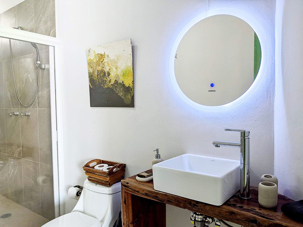 Een douche, een haardroger, een bidet, handdoeken