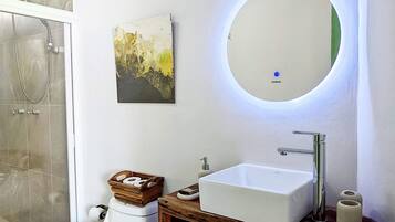 Een douche, een haardroger, een bidet, handdoeken