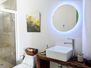 Dusche, Haartrockner, Bidet, Handtücher