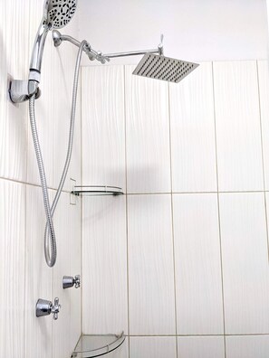 Douche, séchoir à cheveux, bidet, serviettes fournies