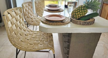 2BR - Fast Internet, Near Beach, Pool, King Beds, ACs