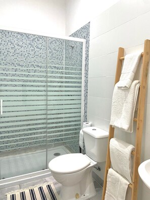 Dusche, kostenlose Toilettenartikel, Haartrockner, Handtücher