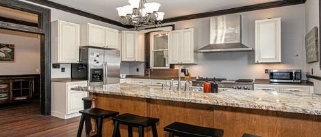 冷蔵庫、電子レンジ、オーブン、コンロ