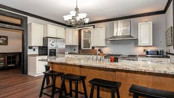 Kylskåp, mikrovågsugn, ugn och spishäll