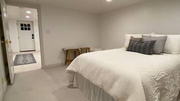 1 chambre, bureau, fer et planche à repasser, lit de bébé portatif