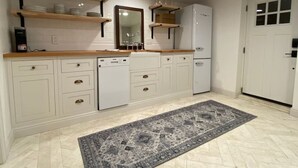 Fridge, microwave, oven, stovetop - LUXURY: Temple Square Retreat (Salt Lake City)