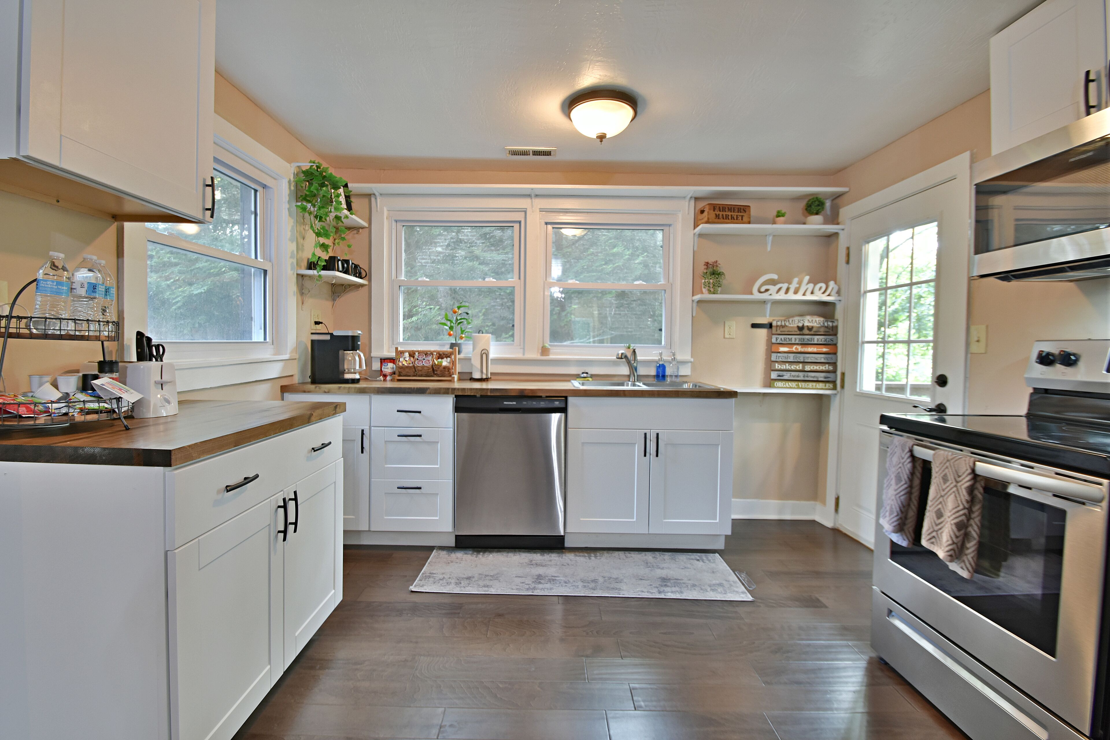 冷蔵庫、電子レンジ、オーブン、コンロ