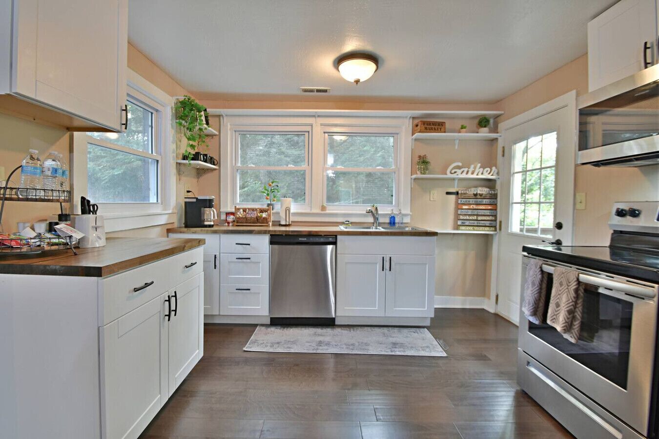 Kjøleskap, mikrobølgeovn, ovn og kokeplater