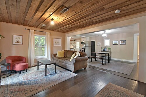 2BR House w/ Wooded View-13 mins to Downtown