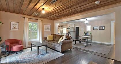 2BR House w/ Wooded View-13 mins to Downtown