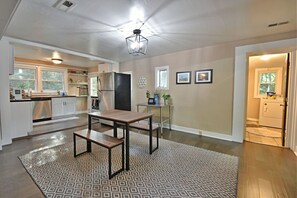 Dining - Serene Retreat- 2BR House w/ Wooded View-13 mins to Downtown (Knoxville)