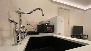 Fridge, microwave, stovetop, coffee/tea maker - Vintage Studio with City Skyline View (Salt Lake City)