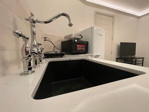 Geladeira, micro-ondas, cooktop, cafeteira/chaleira