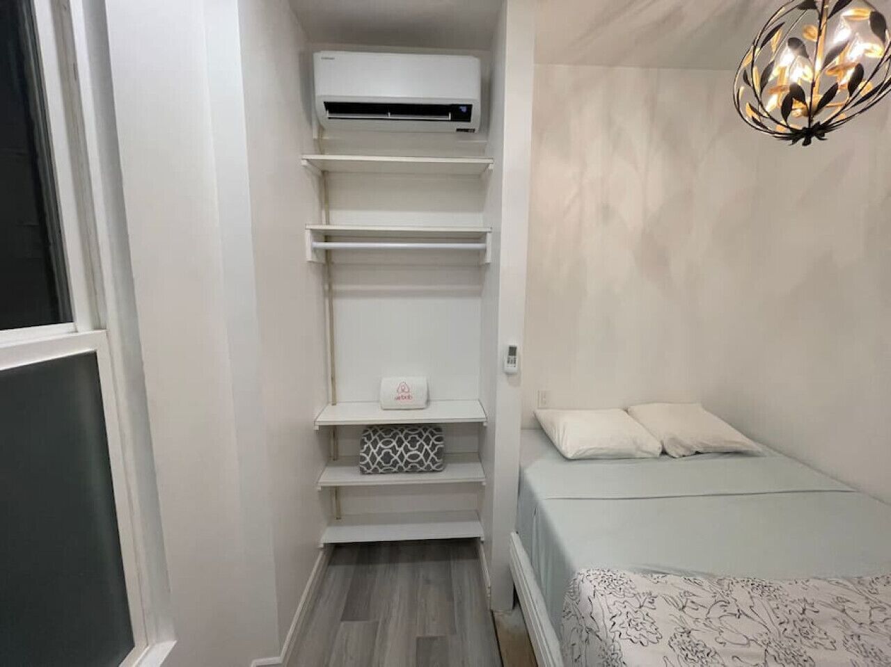Fer et planche à repasser, lit de bébé portatif, Wi-Fi, literie fournie