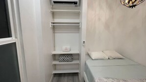 Iron/ironing board, travel cot, WiFi, bed sheets - Vintage Studio with City Skyline View (Salt Lake City)