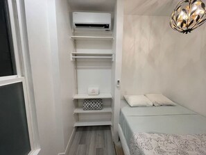 Ferros/tábuas de passar roupa, berço de viagem, Wi-Fi, roupa de cama