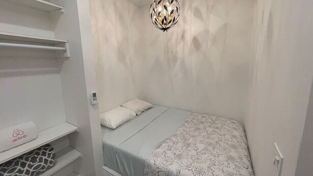 Iron/ironing board, travel cot, WiFi, bed sheets - Vintage Studio with City Skyline View (Salt Lake City)