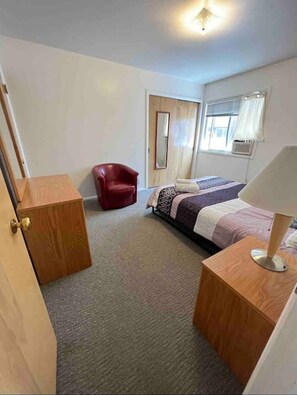 1 Schlafzimmer, Schreibtisch, Bügeleisen/Bügelbrett, Reisekinderbett