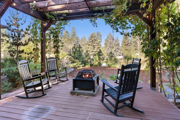 Terrace/patio - Blakely - Old Mill On The Canal, Firepit, Office (Bend)