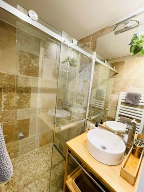 Secadora de cabello, bidet, toallas, papel de baño 
